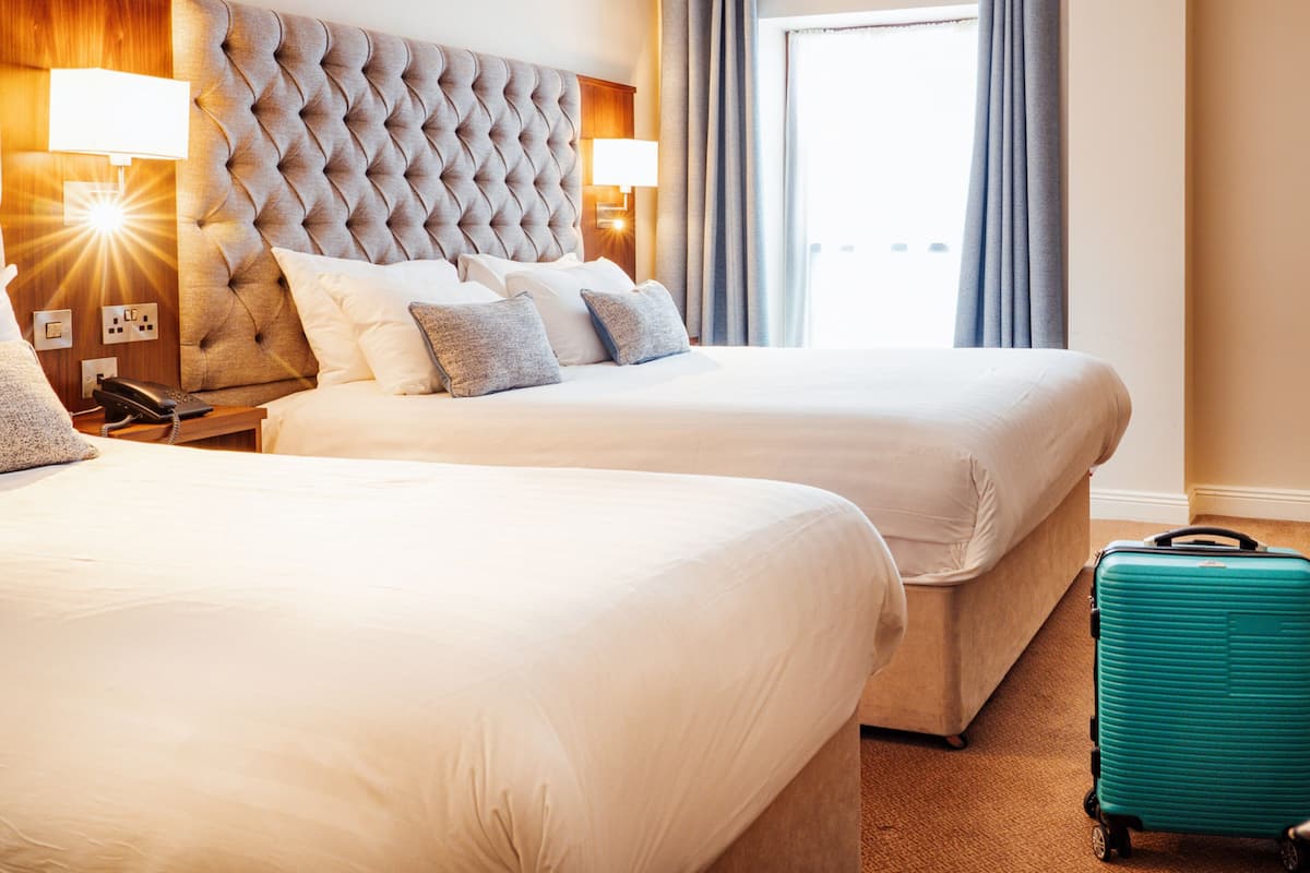 İki Ayrı Yataklı Oda | Masa, dizüstü bilgisayar çalışma alanı, güneşlik/perde, ütü/ütü masası