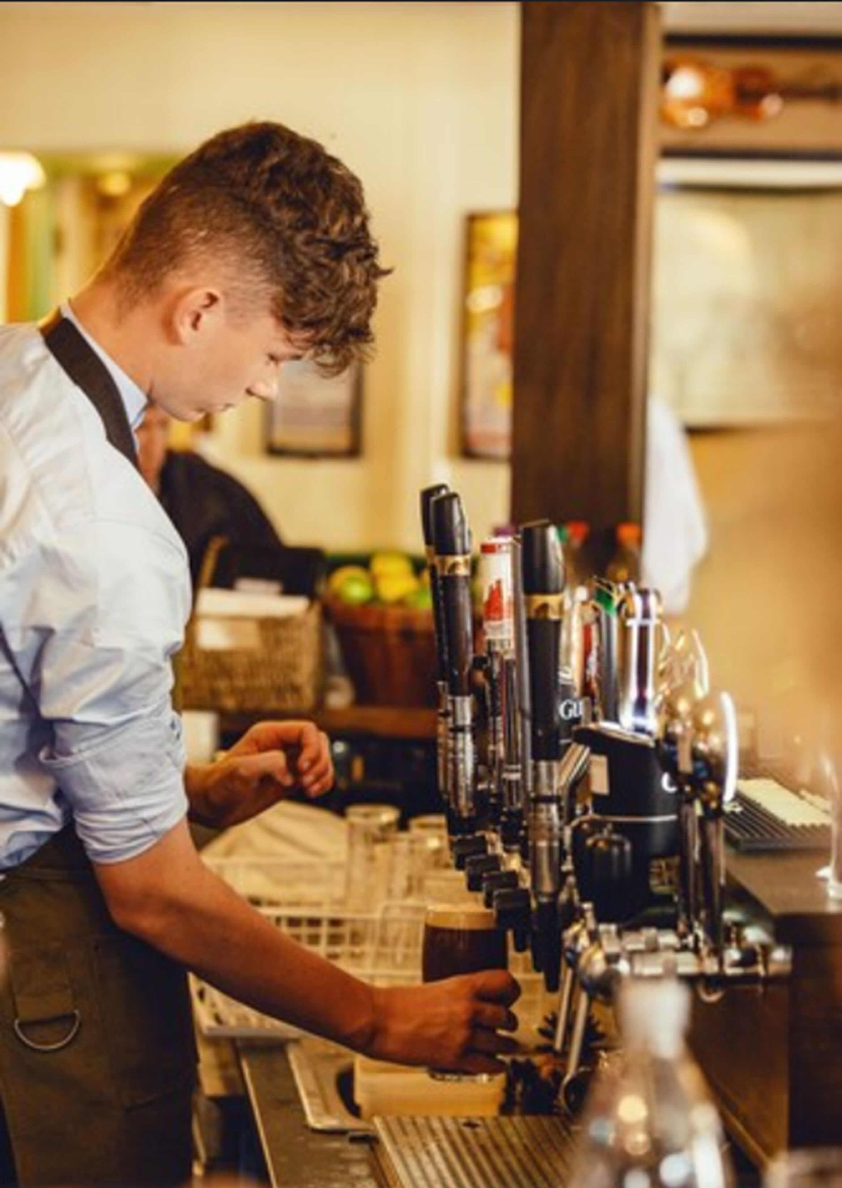 Un barista preparando una bebida en una máquina de café.