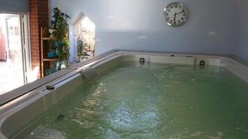 Bañera de hidromasaje cubierta