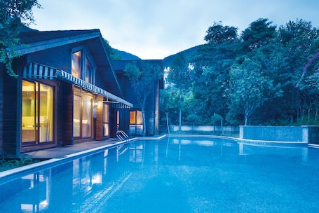 Minibar, caja de seguridad en la habitación y escritorio