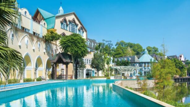 A swimming pool with a clear view of a hotel building in the background. - The Interlaken OCT Hotel Shenzhen (Shenzhen)