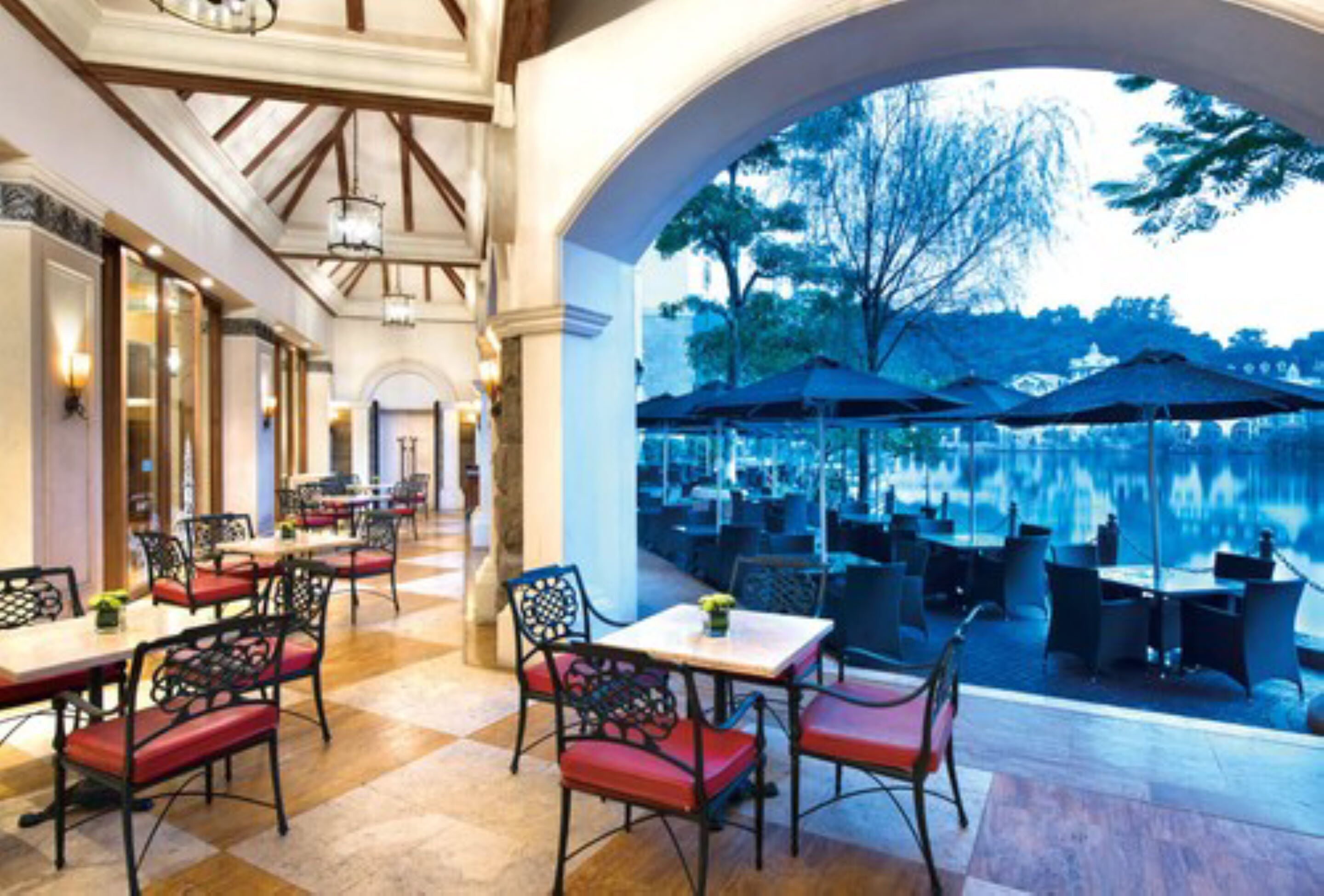 Daily buffet breakfast (CNY 100 per person)