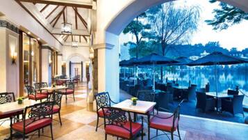 Daily buffet breakfast (CNY 100 per person)