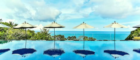 Una piscina al aire libre, tumbonas