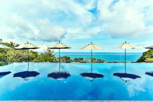 Outdoor pool, pool loungers