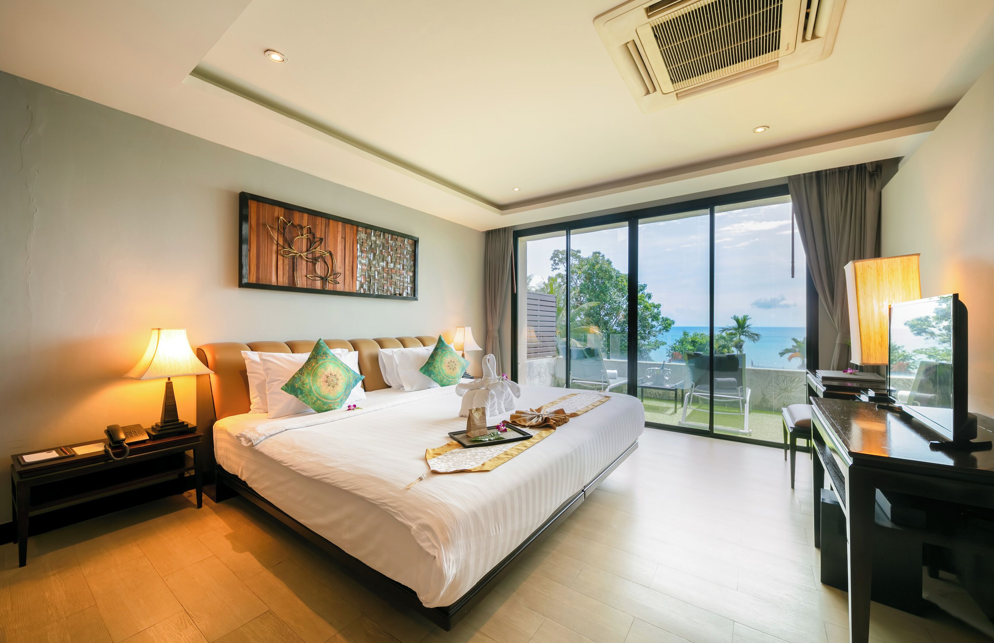 Habitación Deluxe, vista parcial al océano | Camas con pillow-top, minibar y caja de seguridad en la habitación 