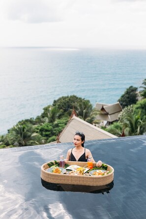 Se sirven desayunos, almuerzos y cenas; cocina tailandesa