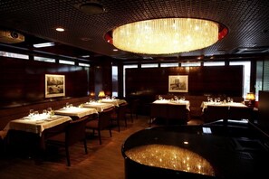 Melayani makan malam 