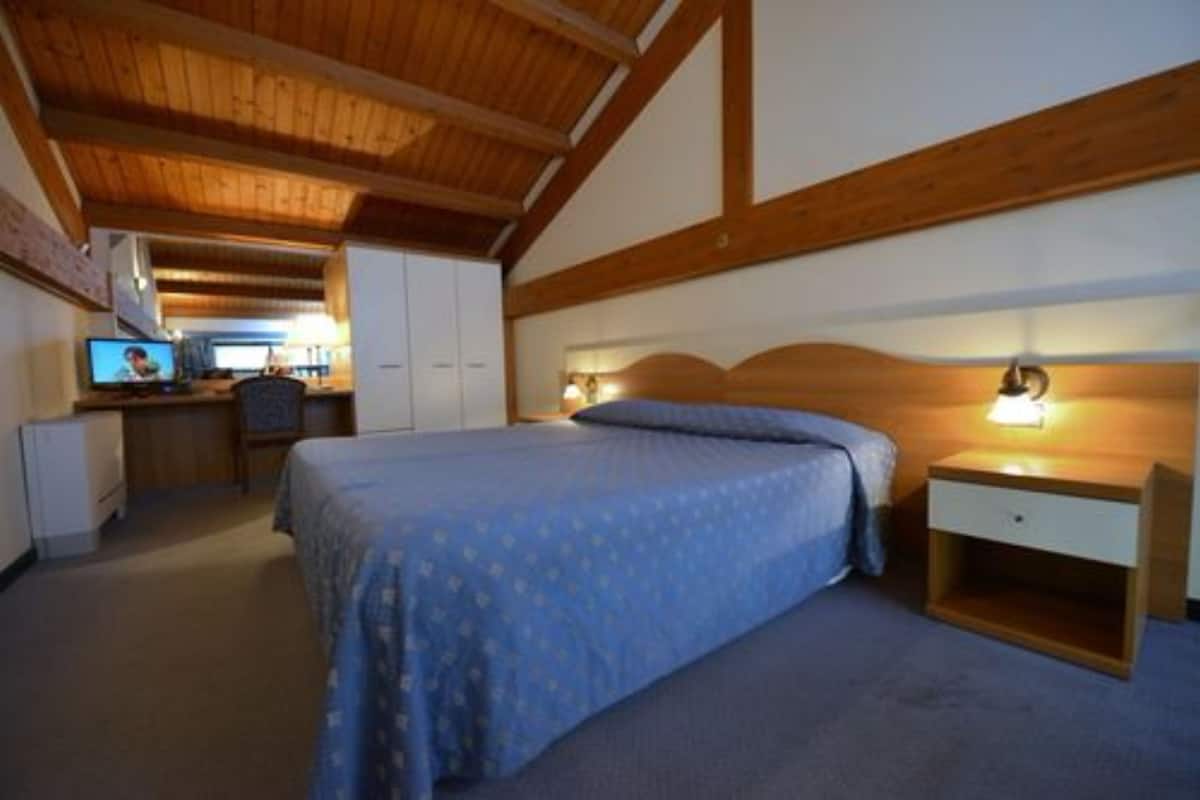 family room, annex building | frette italian sheets, select comfort beds, minibar, in-room safe