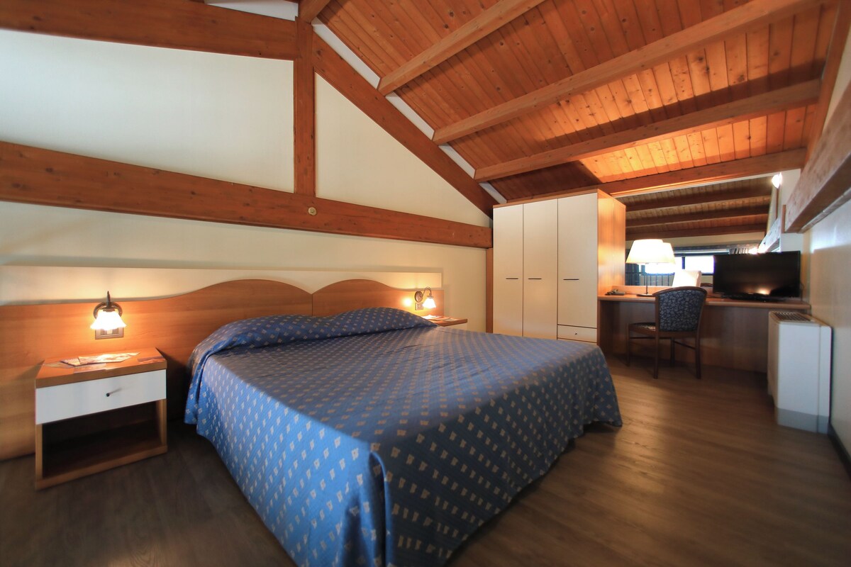 Sábanas italianas Frette, colchones Select Comfort y minibar 