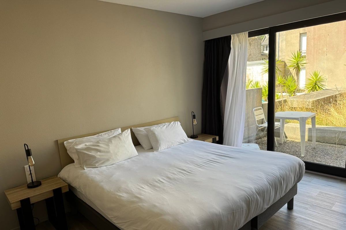 Premium bedding, individually decorated, individually furnished, desk
