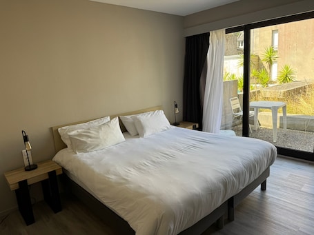 Premium bedding, individually decorated, individually furnished, desk