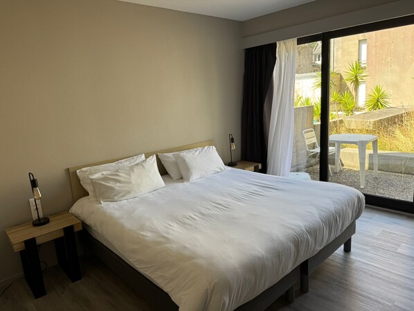 高档床上用品、特色装修、特色家居、办公桌