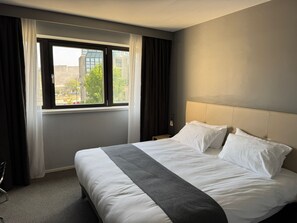 高档床上用品、特色装修、特色家居、办公桌