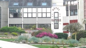 A hotel with a modern facade, multiple windows, and a sign that reads "HOTEL DUPLEX." - Hotel Dupleix (Quimper)