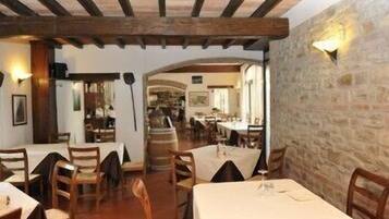 Aperto a pranzo e cena, cucina locale, con vista sul giardino