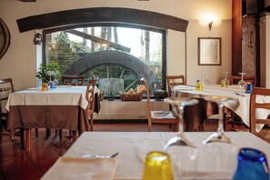 Der serveres frokost og aftensmad