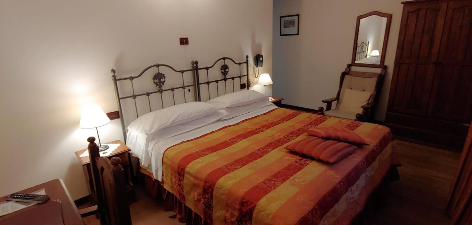 egyptian cotton sheets, minibar, in-room safe, desk