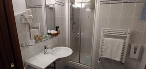 Shower, free toiletries, hair dryer, bidet - Locanda del Mulino (Maranello)