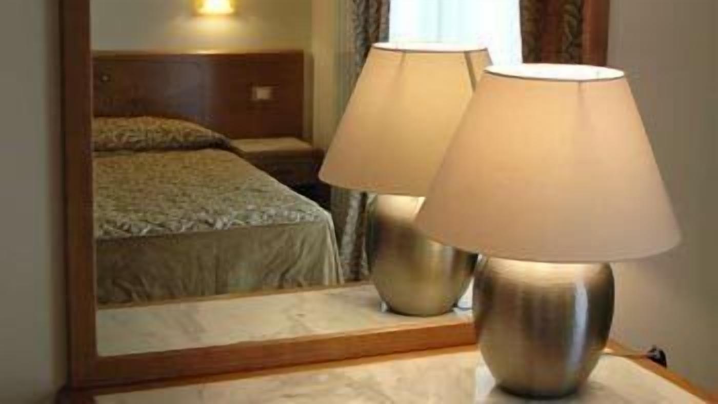 客房内保险箱、办公桌、隔音、熨斗/熨衣板