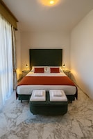 Apartment for 2 people | Cofres nos quartos, escrivaninha, quartos à prova de som