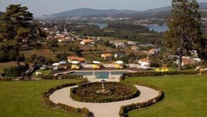 A residential area with houses, a swimming pool, and a circular garden. - Boega Hotel (Vila Nova de Cerveira)