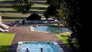Alberca al aire libre y camastros
