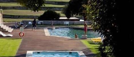 Piscina externa, espreguiçadeiras