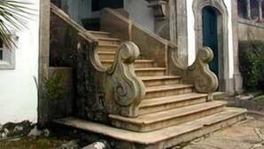 A building with a stone staircase leading to an entrance with arched doorways. - Boega Hotel (Vila Nova de Cerveira)