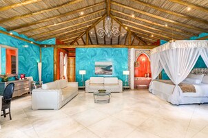 Ropa de cama de alta calidad, cubrecamas y minibar 