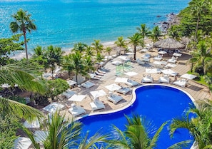 Piscine couverte, piscine extérieure, parasols de plage, chaises longues