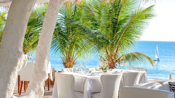 4 restaurantes; se sirven desayunos, almuerzos, cenas y sushi