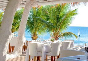 4 restaurantes; se sirve desayuno, almuerzo y cena; sushi