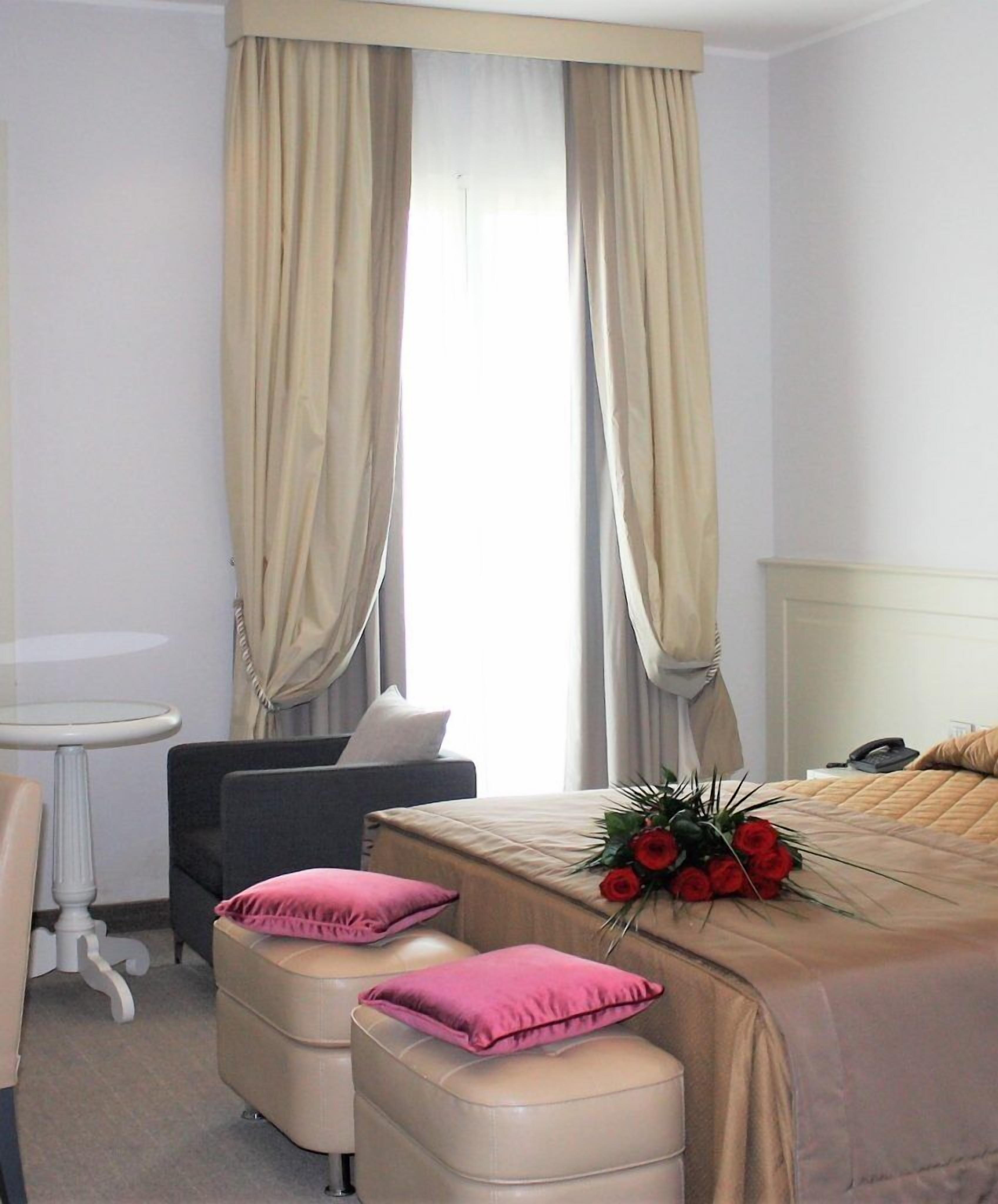 junior studio suite | 1 bedroom, hypo-allergenic bedding, down duvets, minibar