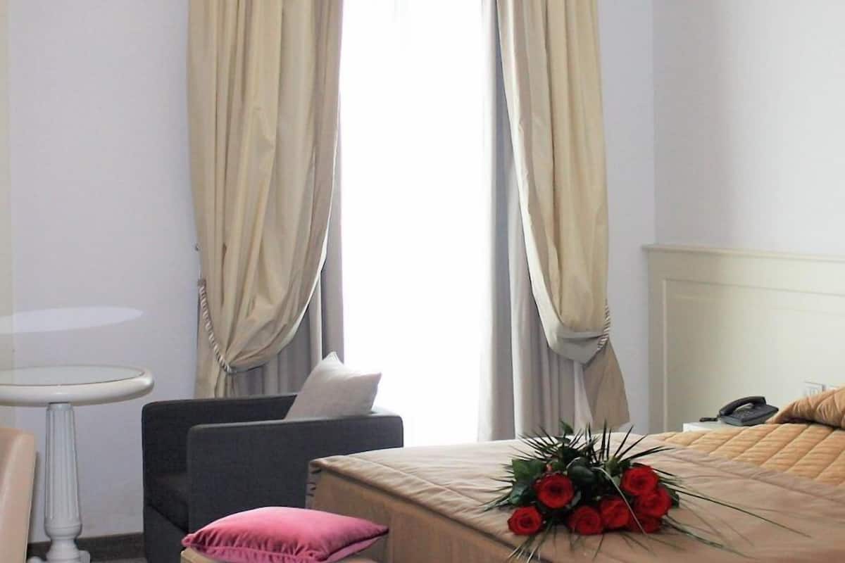 junior studio suite | 1 bedroom, hypo-allergenic bedding, down duvets, minibar