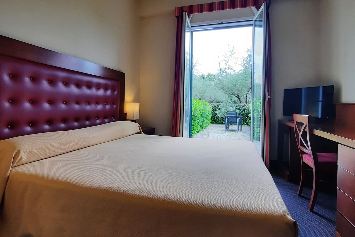 1 bedroom, hypo-allergenic bedding, down duvets, minibar