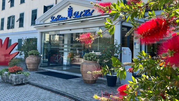 Een hotel met een bordje waarop 'Hotel Santa Croce' staat.