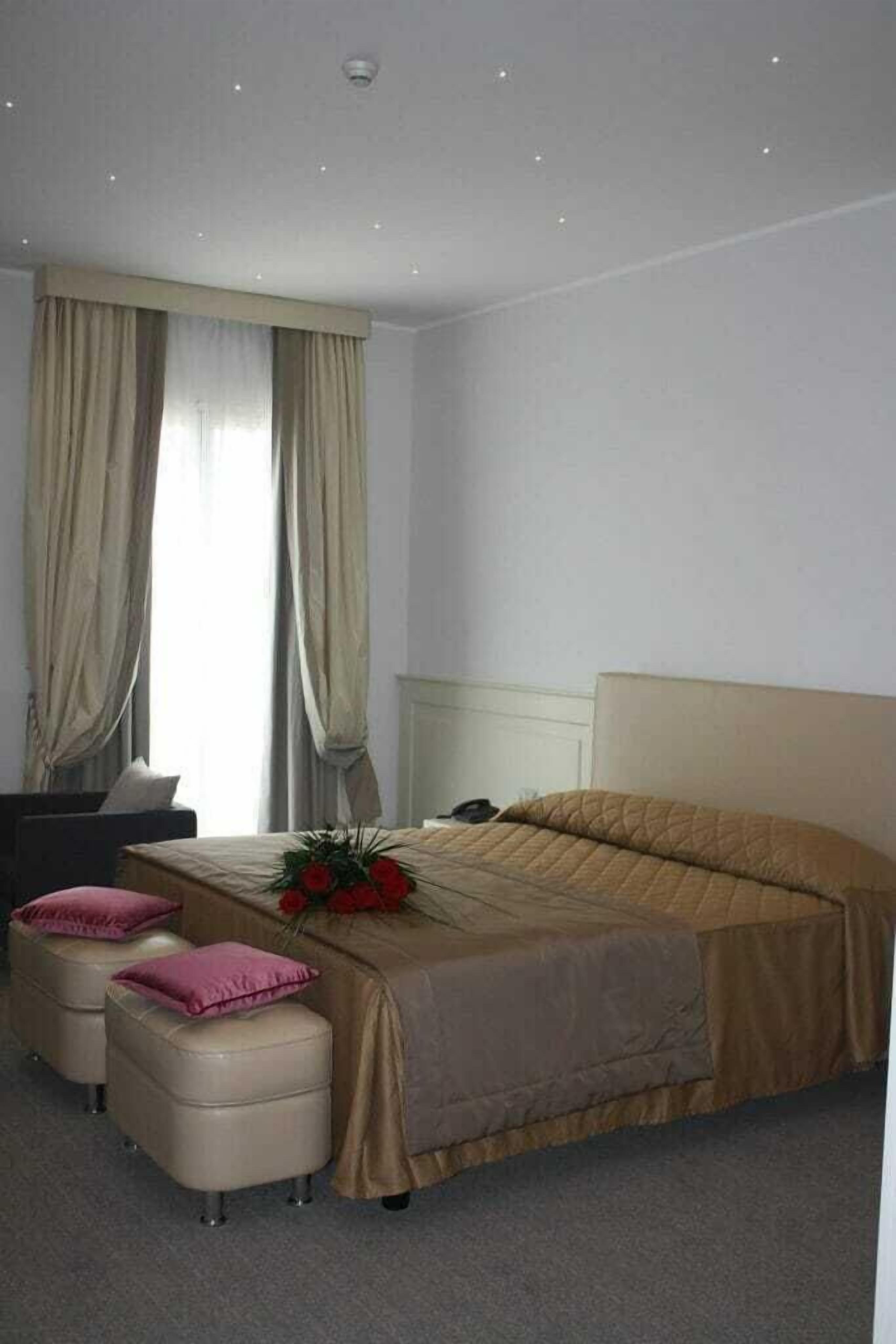 junior studio suite | 1 bedroom, hypo-allergenic bedding, down duvets, minibar