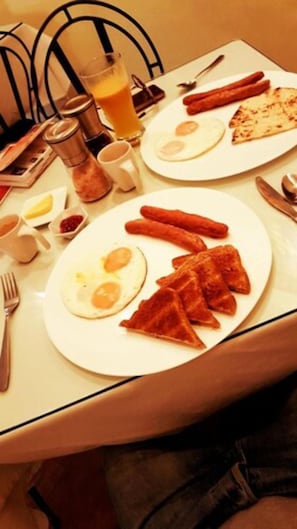 Breakfast, lunch and dinner served  - 61Prado Guesthouse (Medellín)
