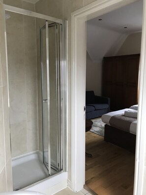 双人房或双床房 | 办公桌、熨斗/熨板、免费婴儿床、免费 WiFi