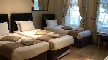 Chambre Triple Standard | Bureau, fer et planche à repasser, lits bébé (gratuits), Wi-Fi gratuit