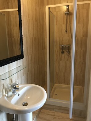 Double or Twin Room | Bathroom | Shower, free toiletries, hair dryer, towels - Sheil Suites (Liverpool)