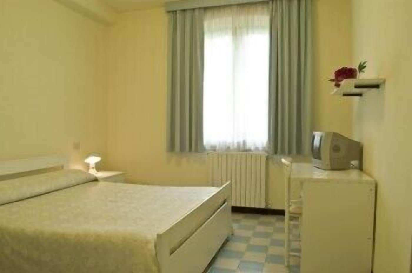 single room | desk, soundproofing, free cots/infant beds, rollaway beds