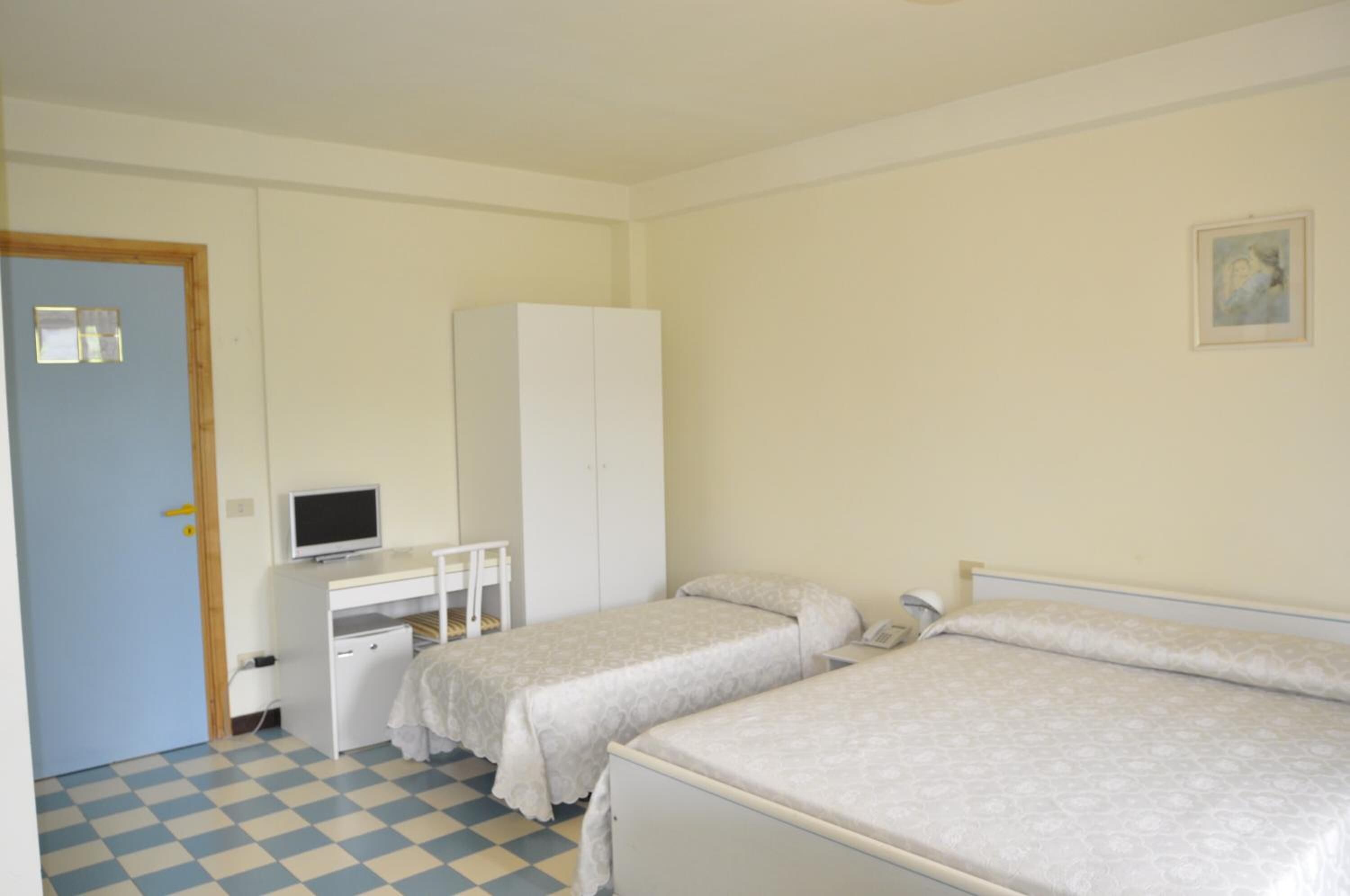 desk, soundproofing, free cots/infant beds, rollaway beds