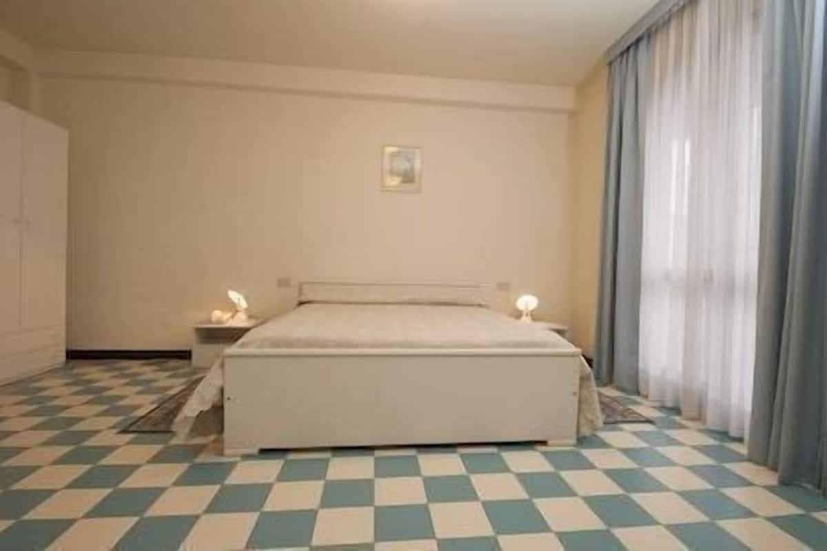 desk, soundproofing, free cots/infant beds, rollaway beds