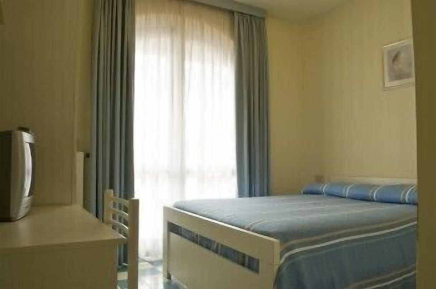 double room with extra bed | desk, soundproofing, free cots/infant beds, rollaway beds