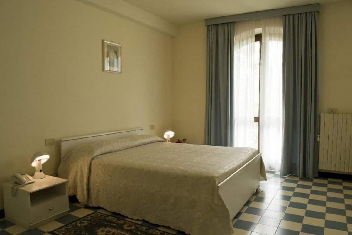 desk, soundproofing, free cots/infant beds, rollaway beds