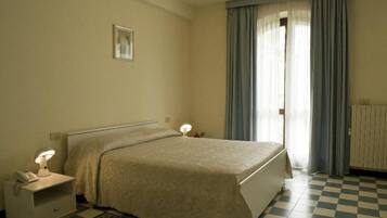 Bureau, chambres insonorisées, lits bébé (gratuits)