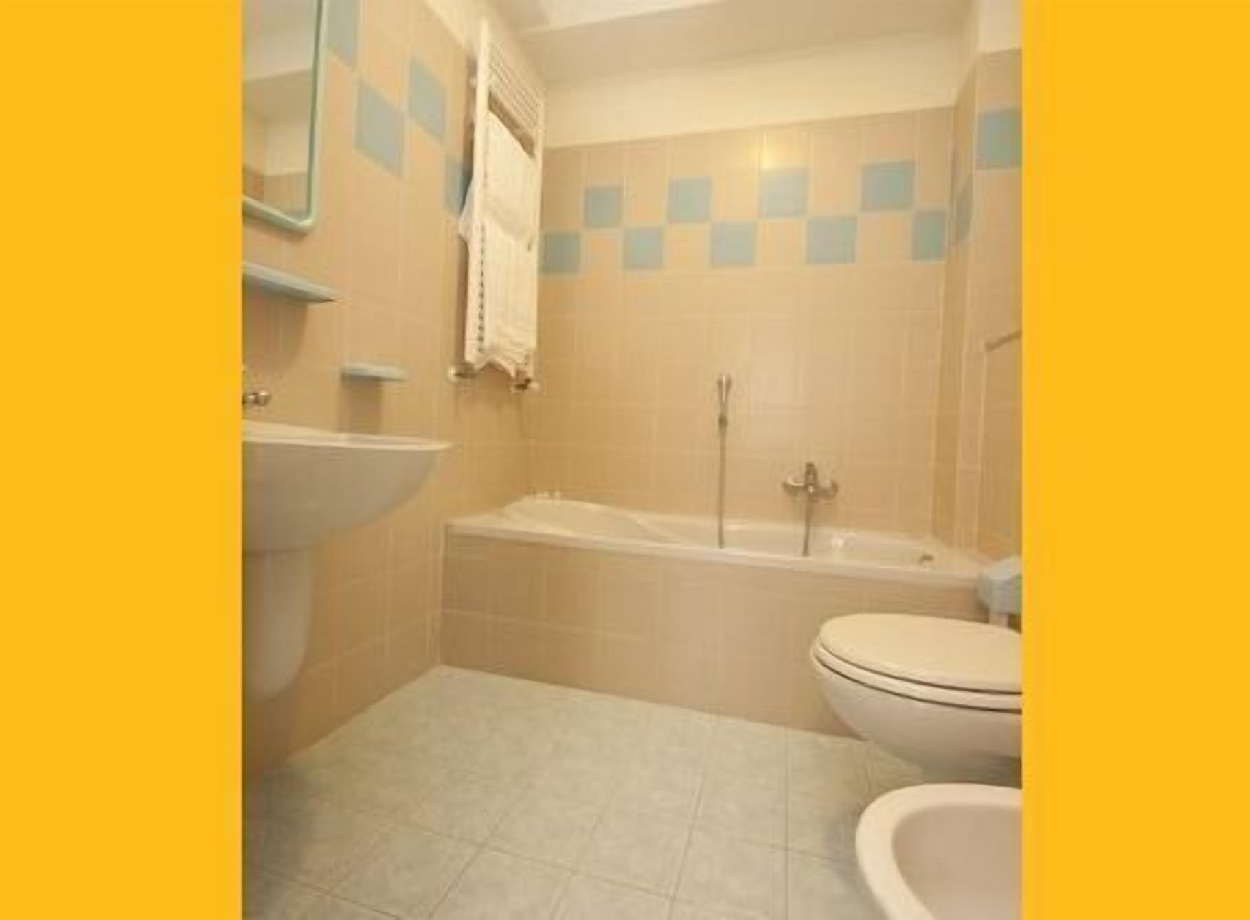 shower, free toiletries, hair dryer, bidet