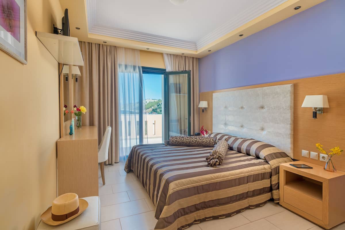 Superior suite | Een kluis op de kamer, een bureau, geluiddichte muren, gratis babybedden